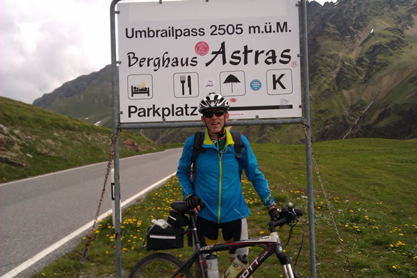 Au sommet de l'Umbrail (2505 m), le plus haut col routier de Suisse Daniel au sommet de l'Umbrail